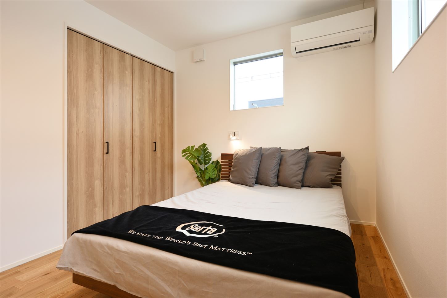 シンプルな寝室